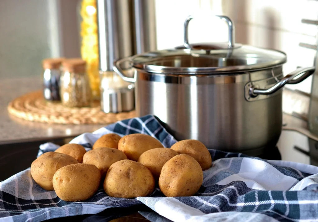 Mashing cooked potatoes to thicken beef stew naturally